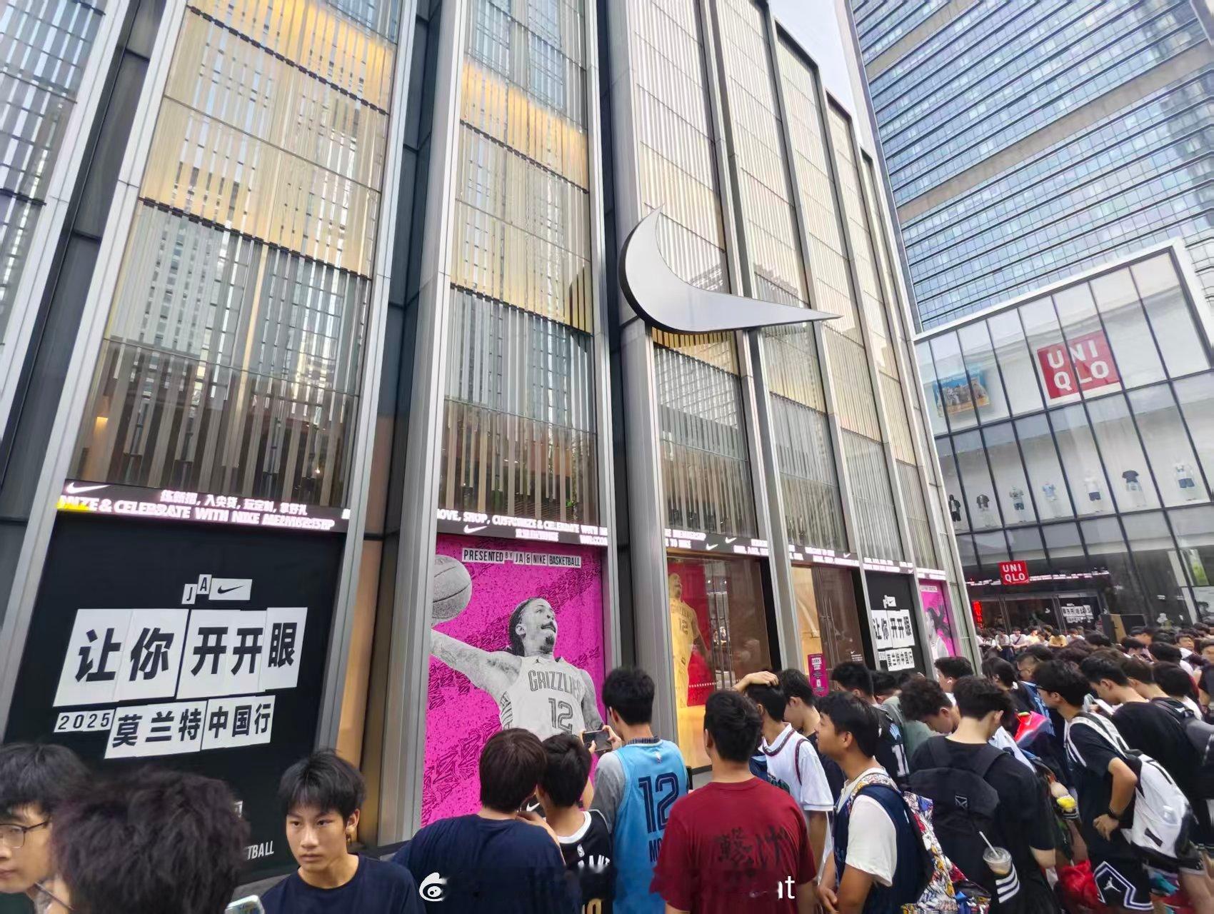 深圳万象天地外球迷已经人山人海了…莫兰特人气真高 ​​​