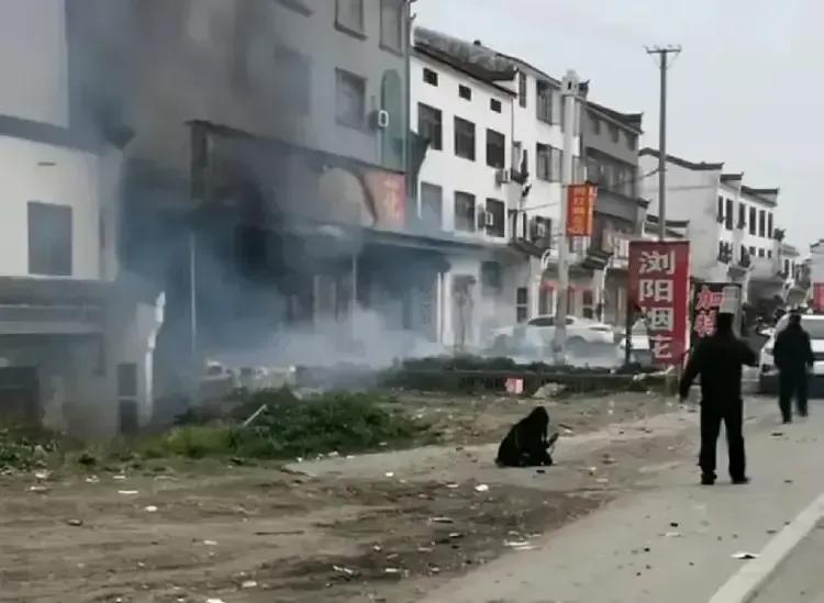 路人拍下的视频，有两个女的坐在地上哭，遇难者有她们的亲人。事发地挖有四层楼，出事