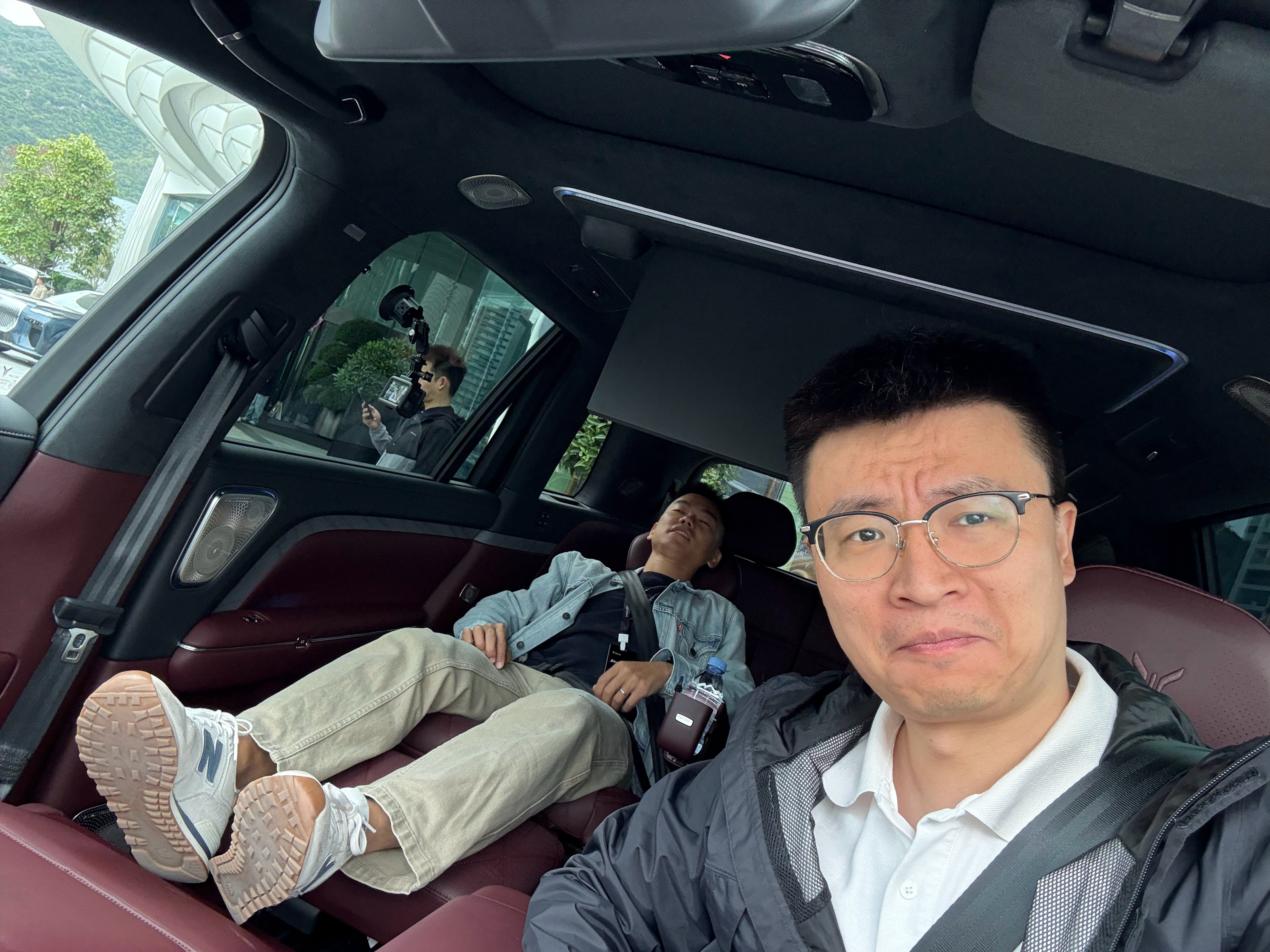 给我函总 开车的一天，明天坐他的全！新！ES8 在深圳通勤，我也开零重力， em