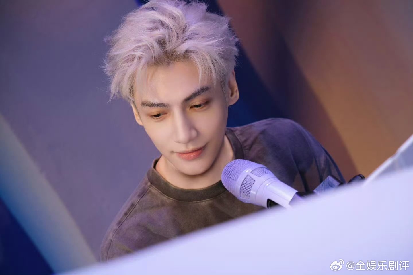 罗云熙旅人手提箱里是粉丝的信罗云熙抛媚眼给瞎子看谁能想到旅人行李箱全是粉丝来信！