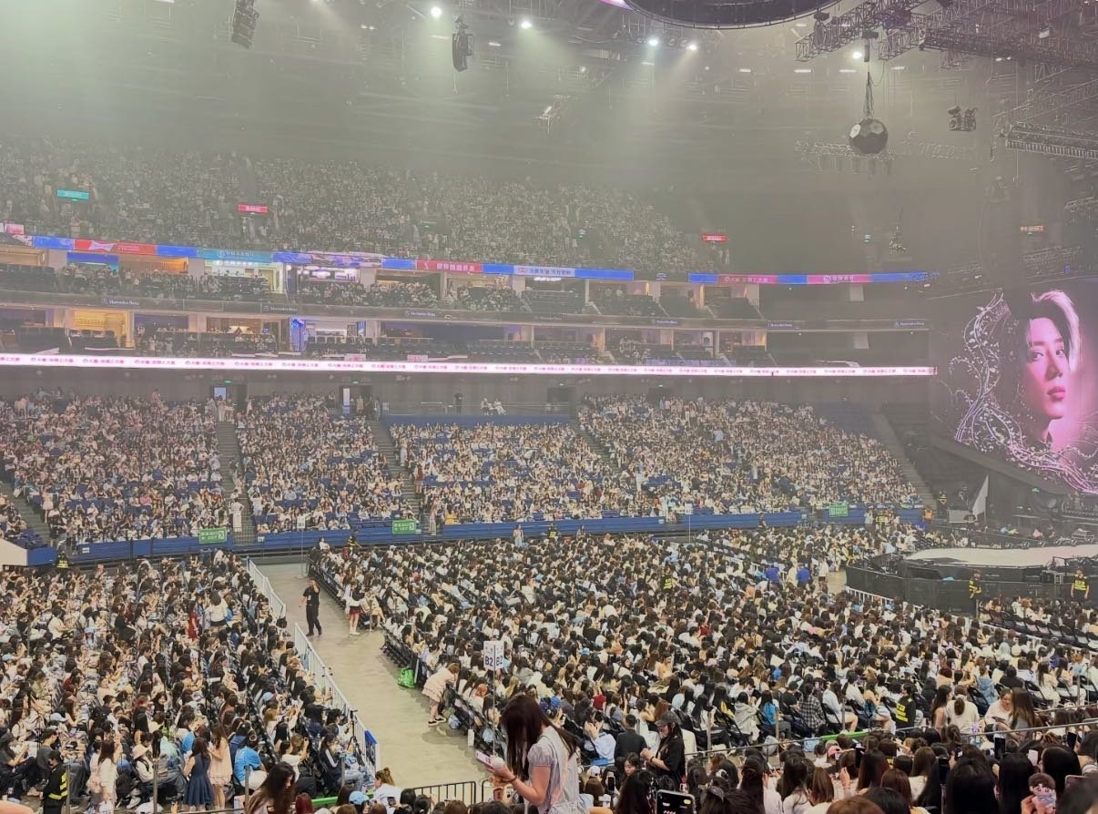 鹭卓上海演唱会上座率实拍场馆全景一目了然，几乎找不到闲置座位，无数粉丝跨越城市来