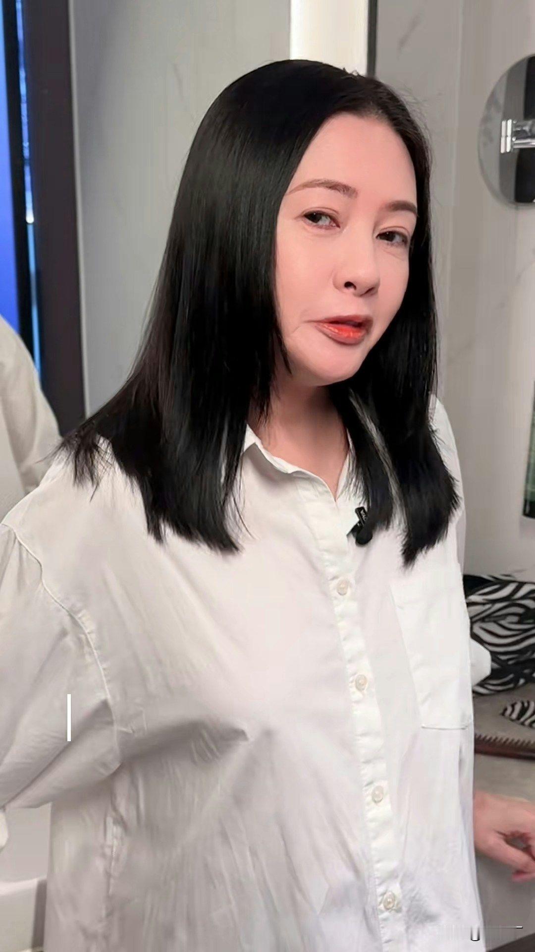 咱就是说，李麗珍这状态也太绝了吧！当年被笑“肥珍”现在直接回春，素颜拍片皮肤好到