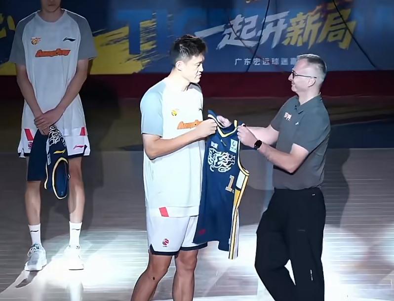 广东宏远男篮举办球迷嘉年华活动，为周鹏布置了回归仪式，朱芳雨、胡明轩等带头为球迷