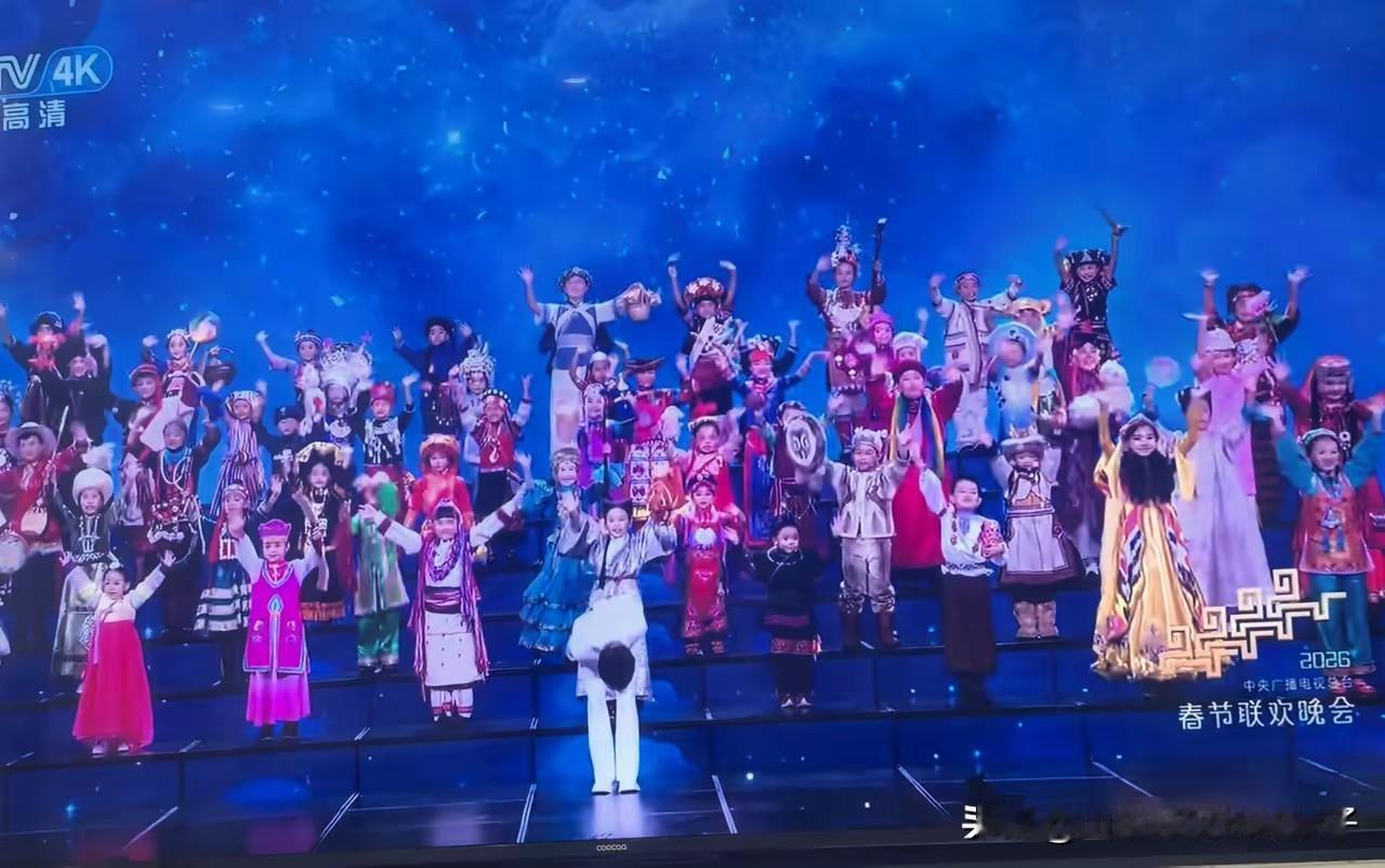 汉族小朋友终于穿上了自己的民族服饰