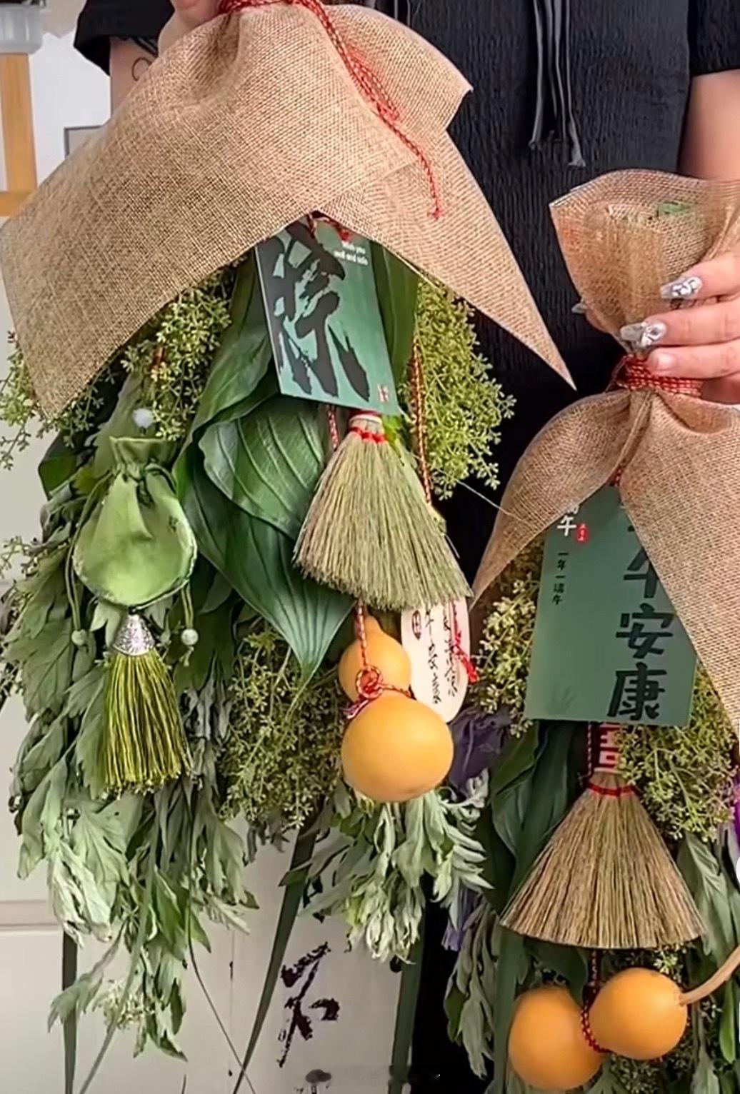 新中式艾草花束火了今年端午新中式艾草花束彻底走红，成年轻人过节标配。不再是简单捆