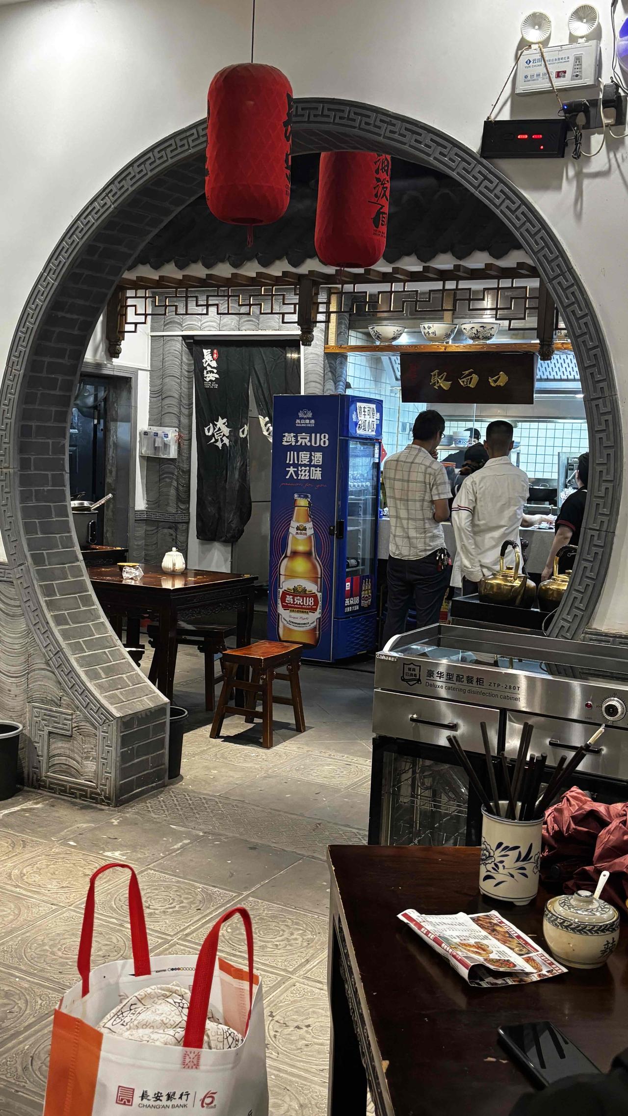 周未家里有亲戚过来串门，点名要来这里吃面。几个淑女模样的小姑娘，看着比头还大的一