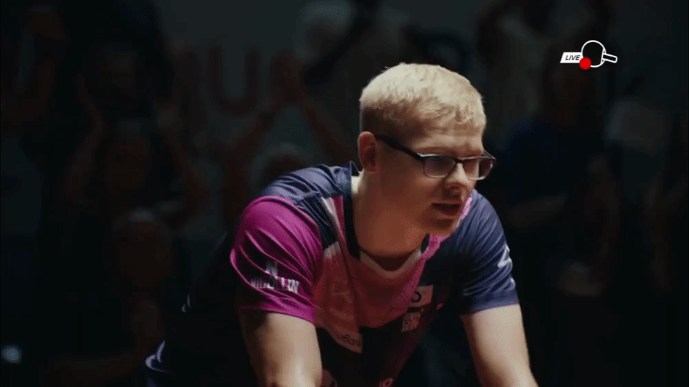 三段递进式演技：皱眉 抿嘴 低头 ​​​