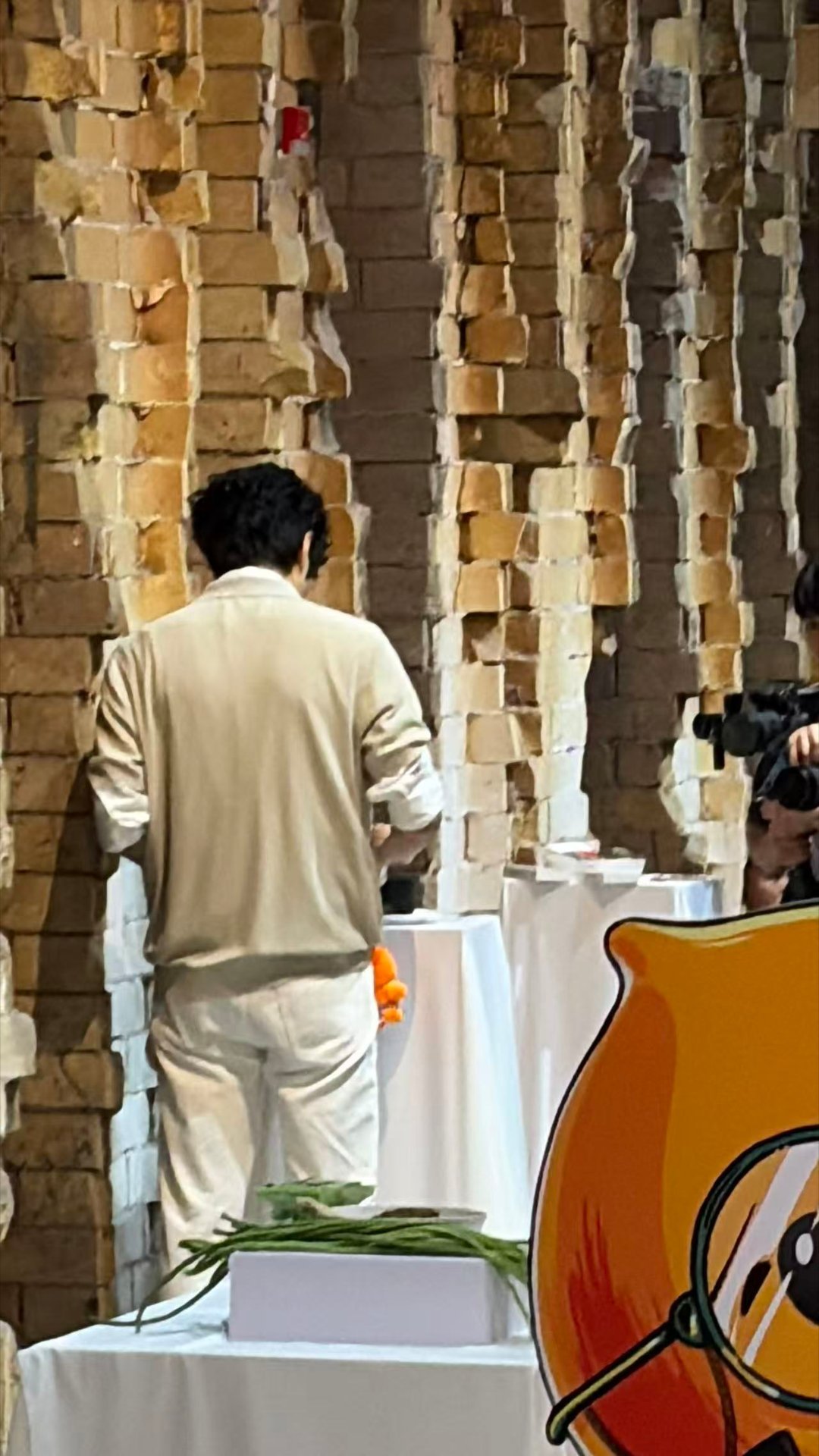 罗正现身杭州偷吃大赛 杭州这活动也太会整活了！罗正沉浸式参加偷吃大赛，吃嗨了还邀