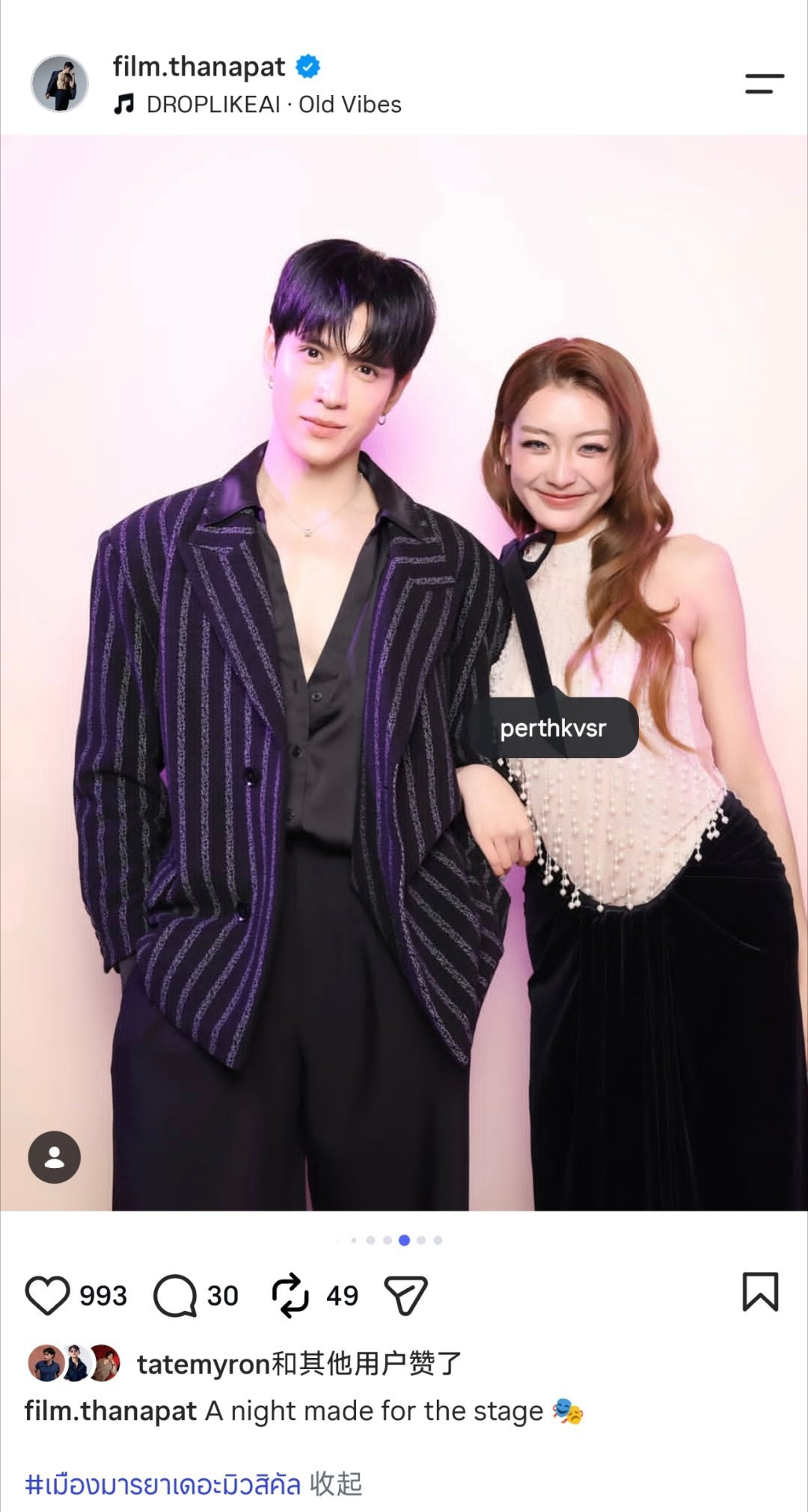 哥妹一人发一张合照呢  开心了🥰 