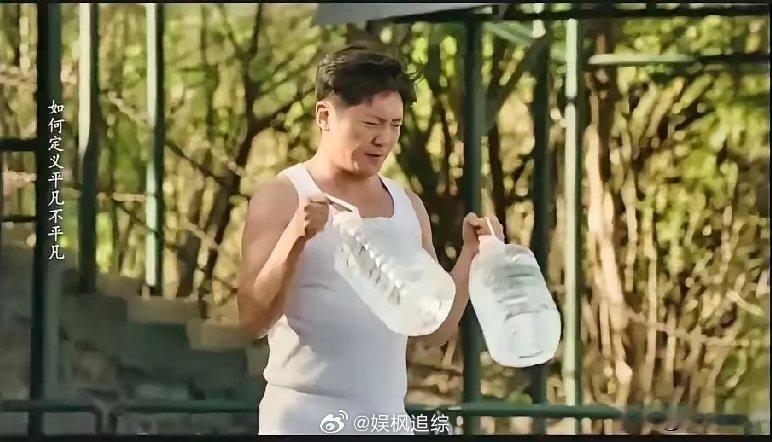 《驻站》常胜妈知道常胜离婚气的血压飙升，常胜疯狂运动来排解内心的苦闷。小勇在李东