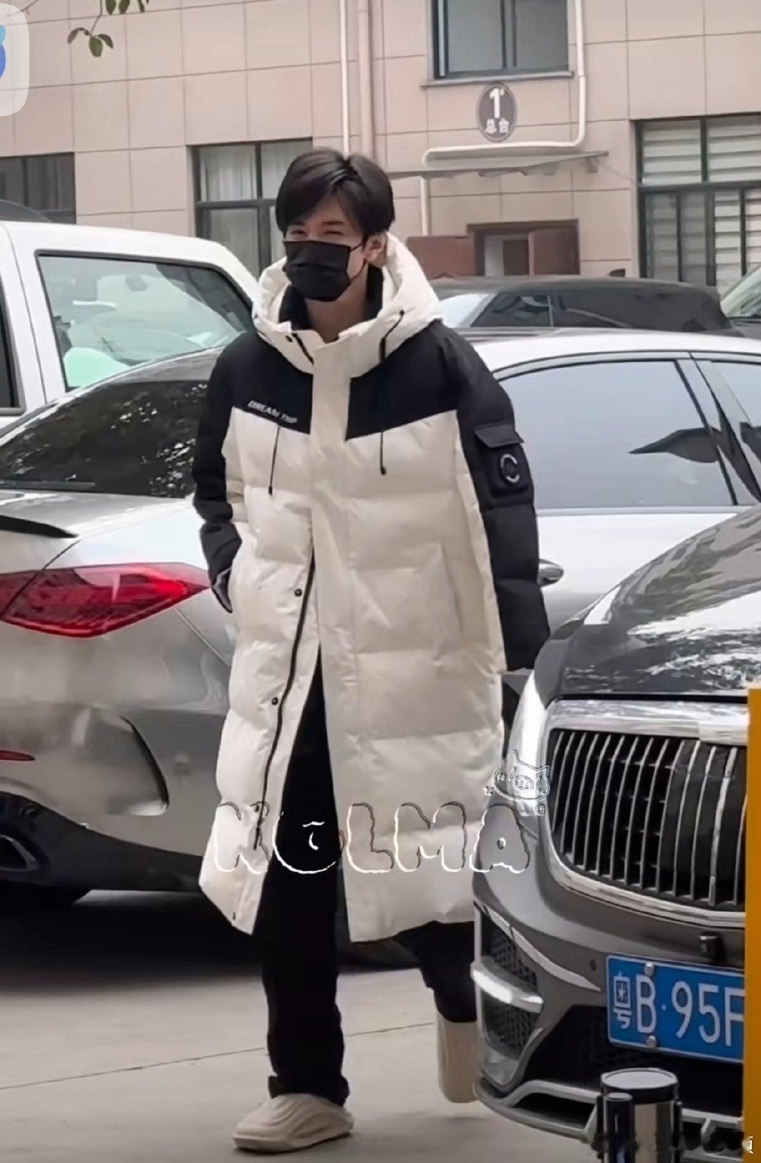 陈哲远锁骨骨折后首次上班，这简直是粉丝们的福音！期待他在新作品里给我们带来更多惊