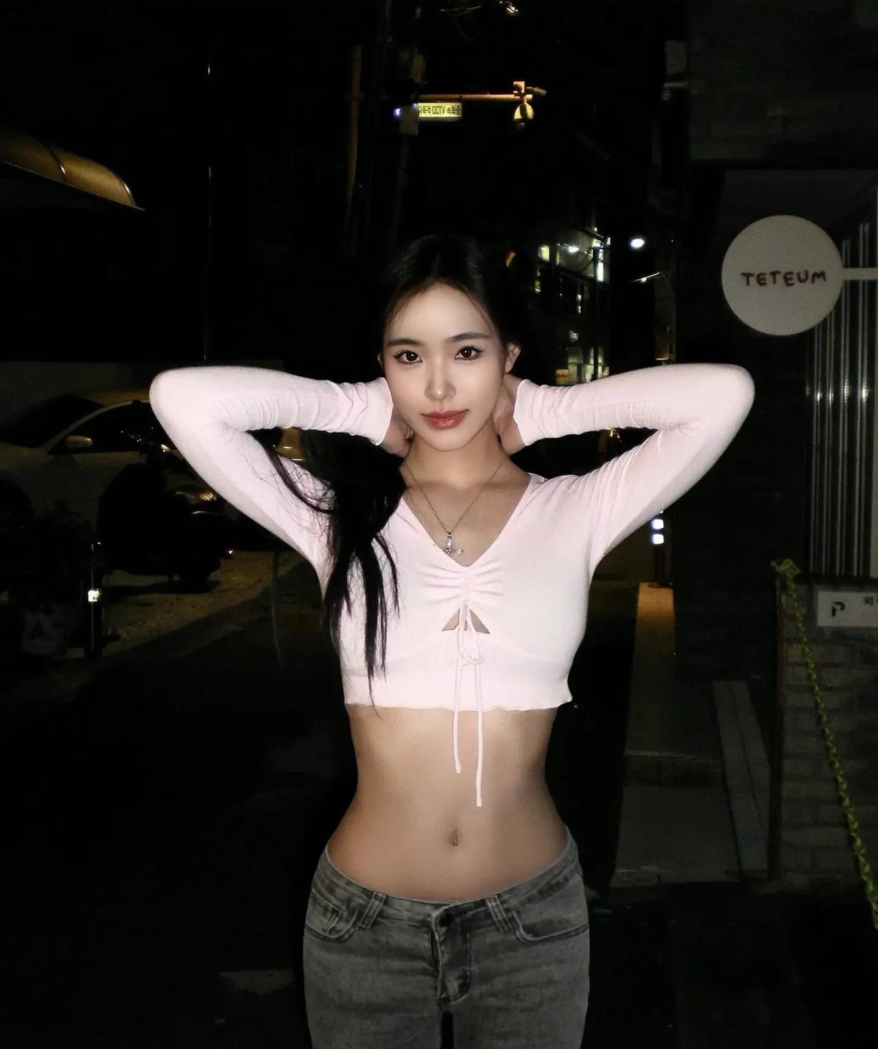 近日，小 S 二女儿高调露蛮腰秀身材，似乎完全未受其母亲在大陆引发的抵制风波影响
