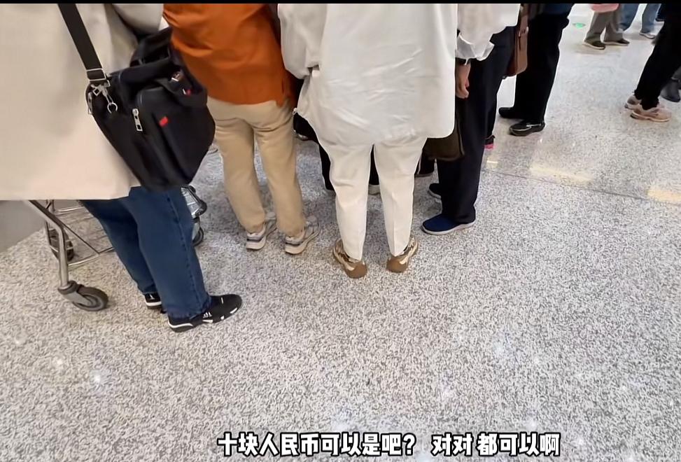 导游忽悠中国游客给越南海关小费，每个人给10元，游客们傻傻地排队上交小费，过去旅
