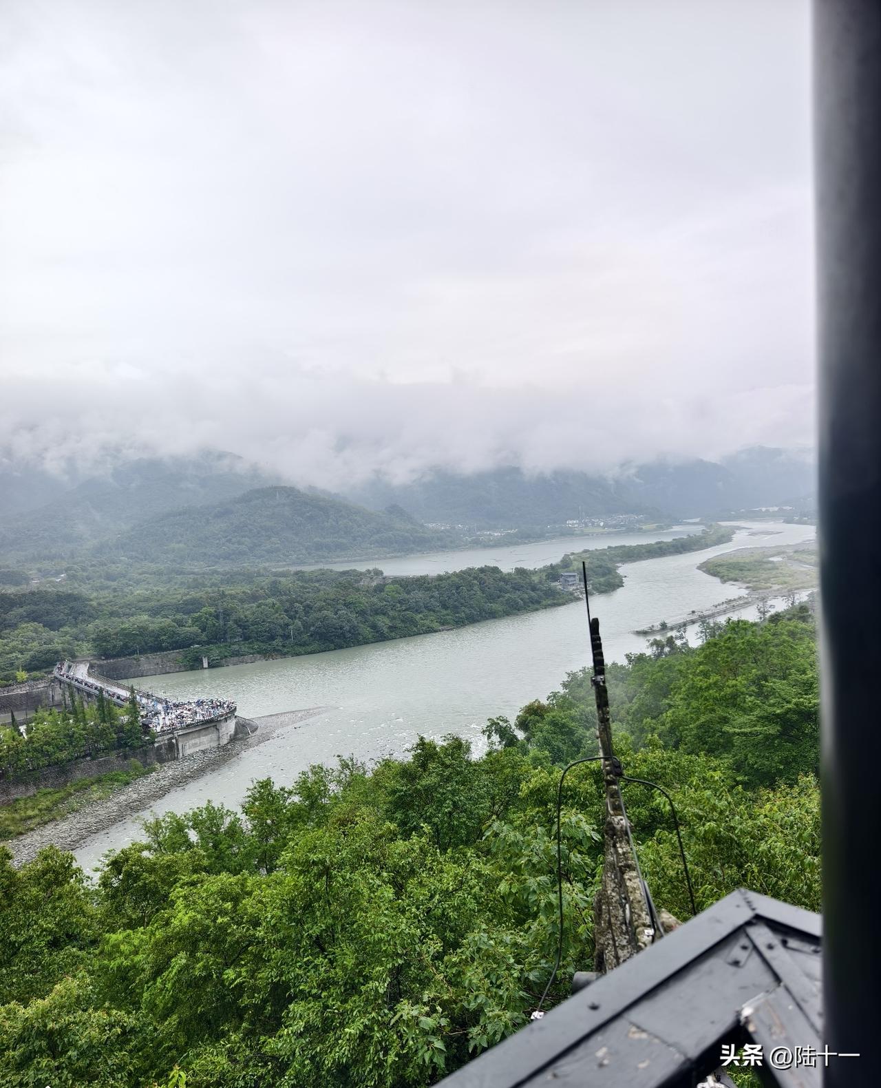 “交公粮、修水利、种粮食”放在一起，意味着一个农业大国在工业原始积累阶段，农民用