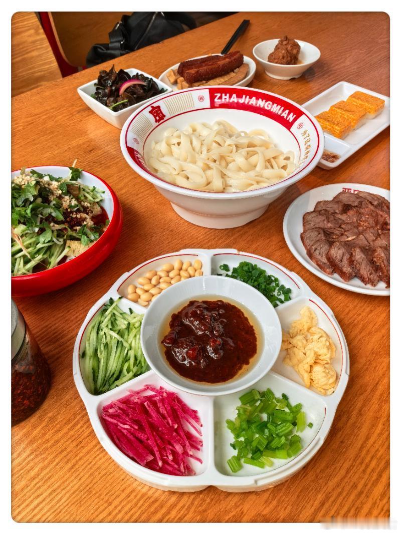 今天韩国队踢的太臭了，长传冲吊中场不利完全没有技术与战术。队员疲于奔命体能状态也