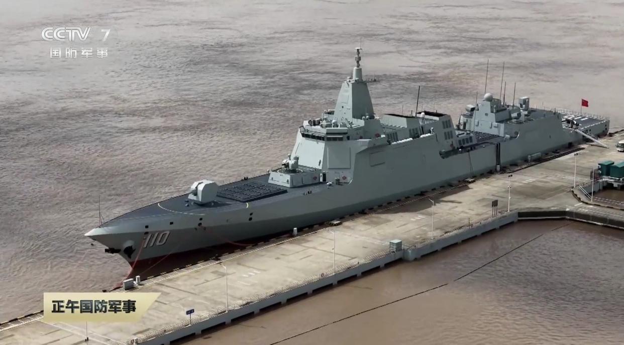 万吨大驱安庆舰：安定四海，庆功九州。