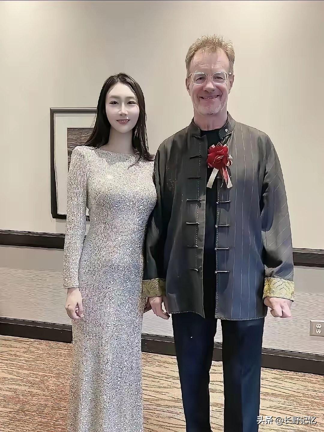 大山今年61岁，妻子甘霖是重庆人，1993 年与大山结婚，两人育有一儿一女。
