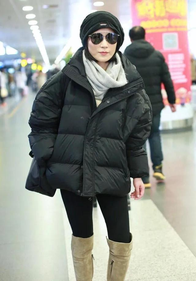 54岁俞飞鸿这机场穿搭，气场赢麻了！
 
黑色蓬松羽绒服搭修身裤，配浅棕长筒靴，