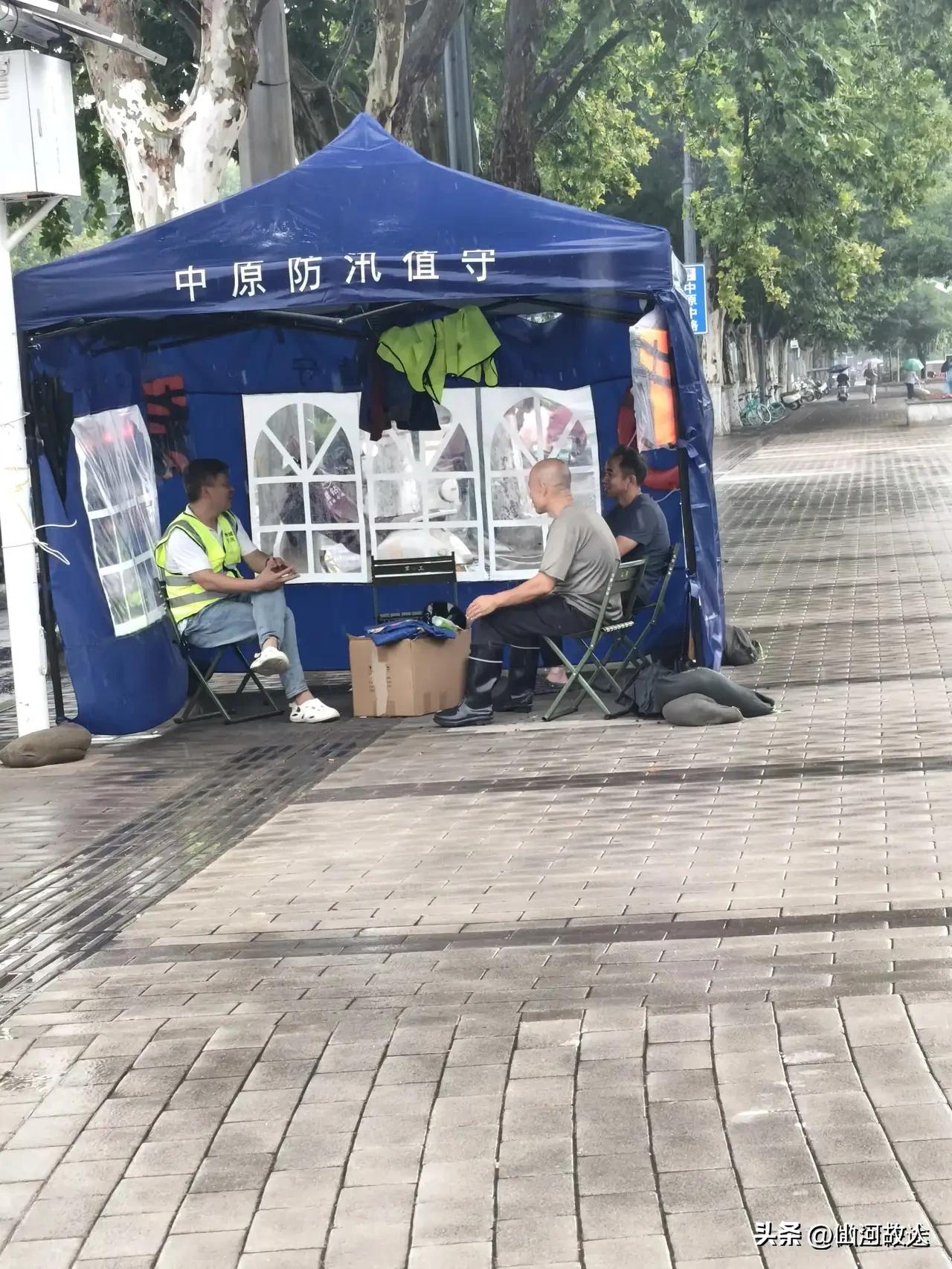 全城严阵以待！郑州街头搭起防汛帐篷，经历风雨，再也不能侥幸！
 

台风过境，风