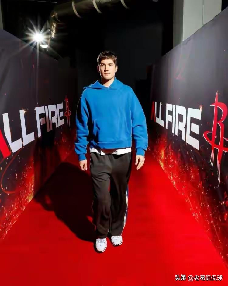 火箭新星谢波德真是烂泥扶不上墙！在今天火箭主场迎战雷霆的上半场比赛中，谢波德在进