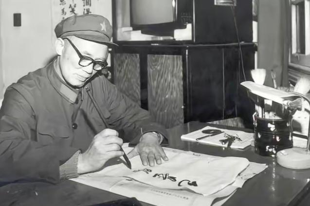 1955年秋，北京中南海怀仁堂将星云集，中国人民解放军首次授衔仪式上，一位名叫杨