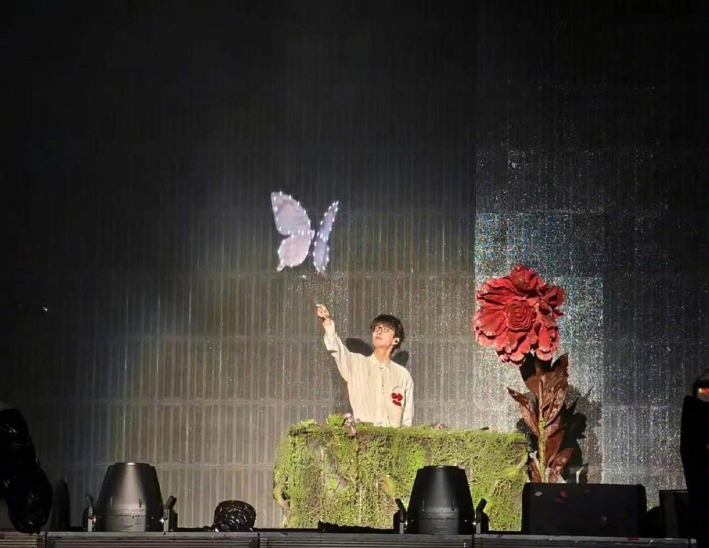 许嵩在演唱会上放飞电子蝴蝶 电子蝴蝶是许嵩的浪漫密码吧！《庞贝》结束后飞向观众，