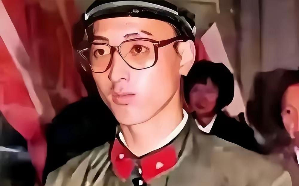 1985年，老山战场上，20岁小战士被炸伤，眼看敌人正冲过来。他丢下枪，匍匐爬去