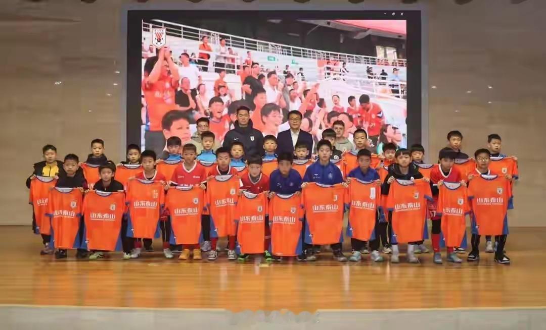 2025首届“泰山小将”数选未来足球精英赛冬令营在潍坊鲁能泰山足校开营，26名U