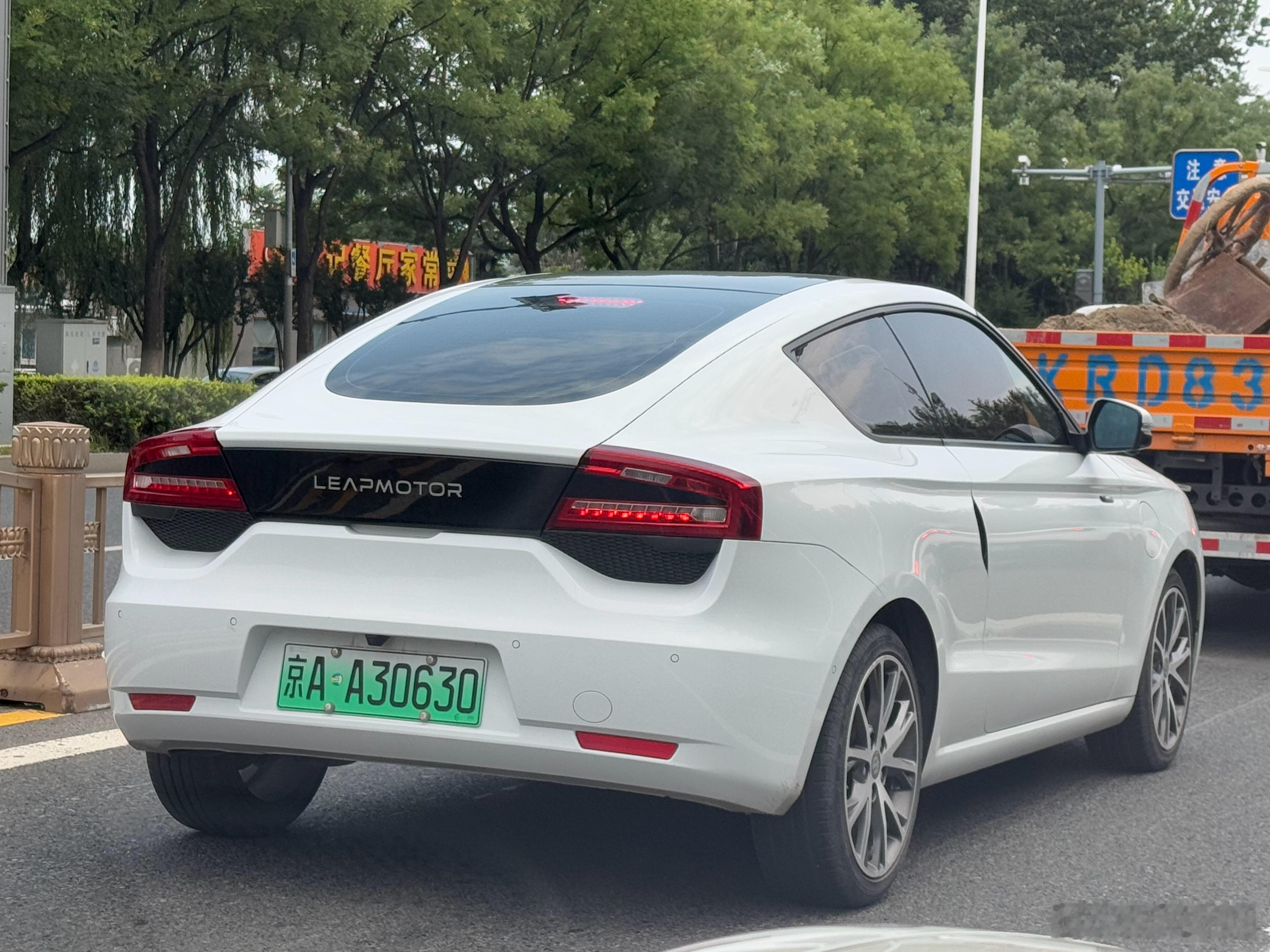 偶遇了一台零跑S01五六年前这车卖十万左右说实话真的不便宜而且现在的零跑风生水起