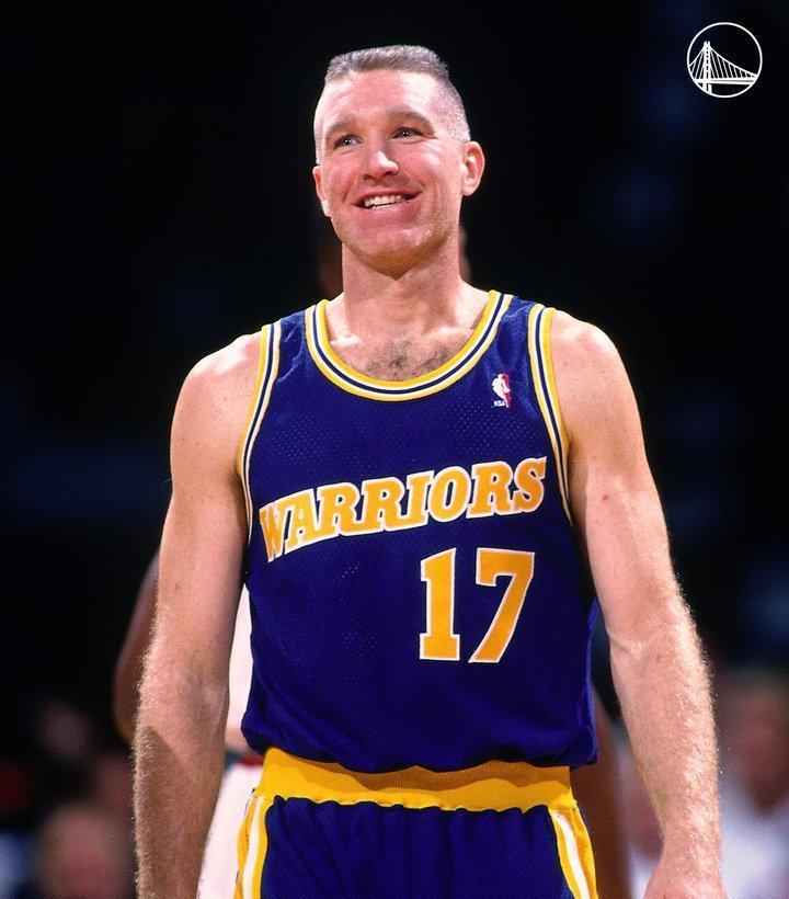 这菜鸟三分比新秀库里还准。
不是比喻。
第四顺位的他，29场轰下100记三分，甩