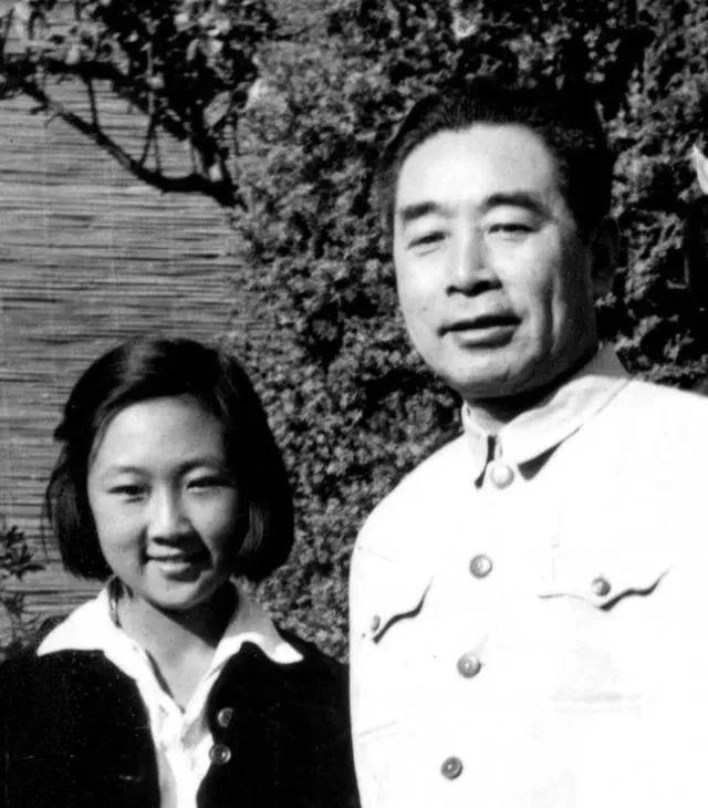 毛主席亲自为周总理侄女周秉德和李敏题字“好好学习”，两人成为朋友，这段友情是真的