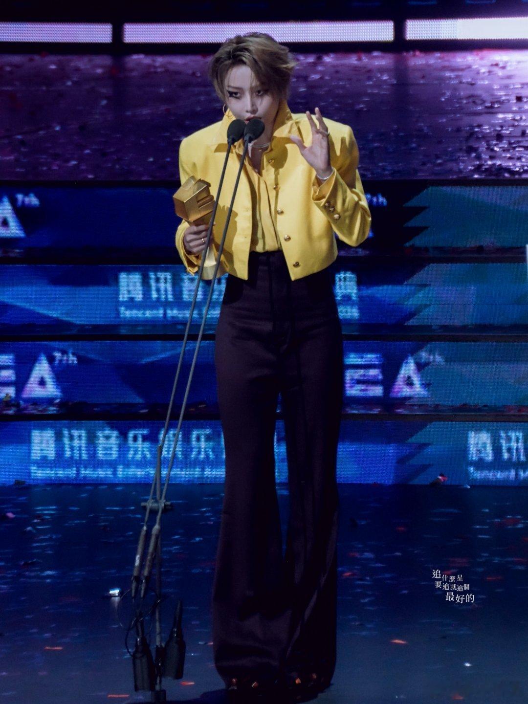 刘雨昕完全魅魔来的刘雨昕魔女眼妆刘雨昕《STRANGE》舞台直接杀疯啦！复古Fu
