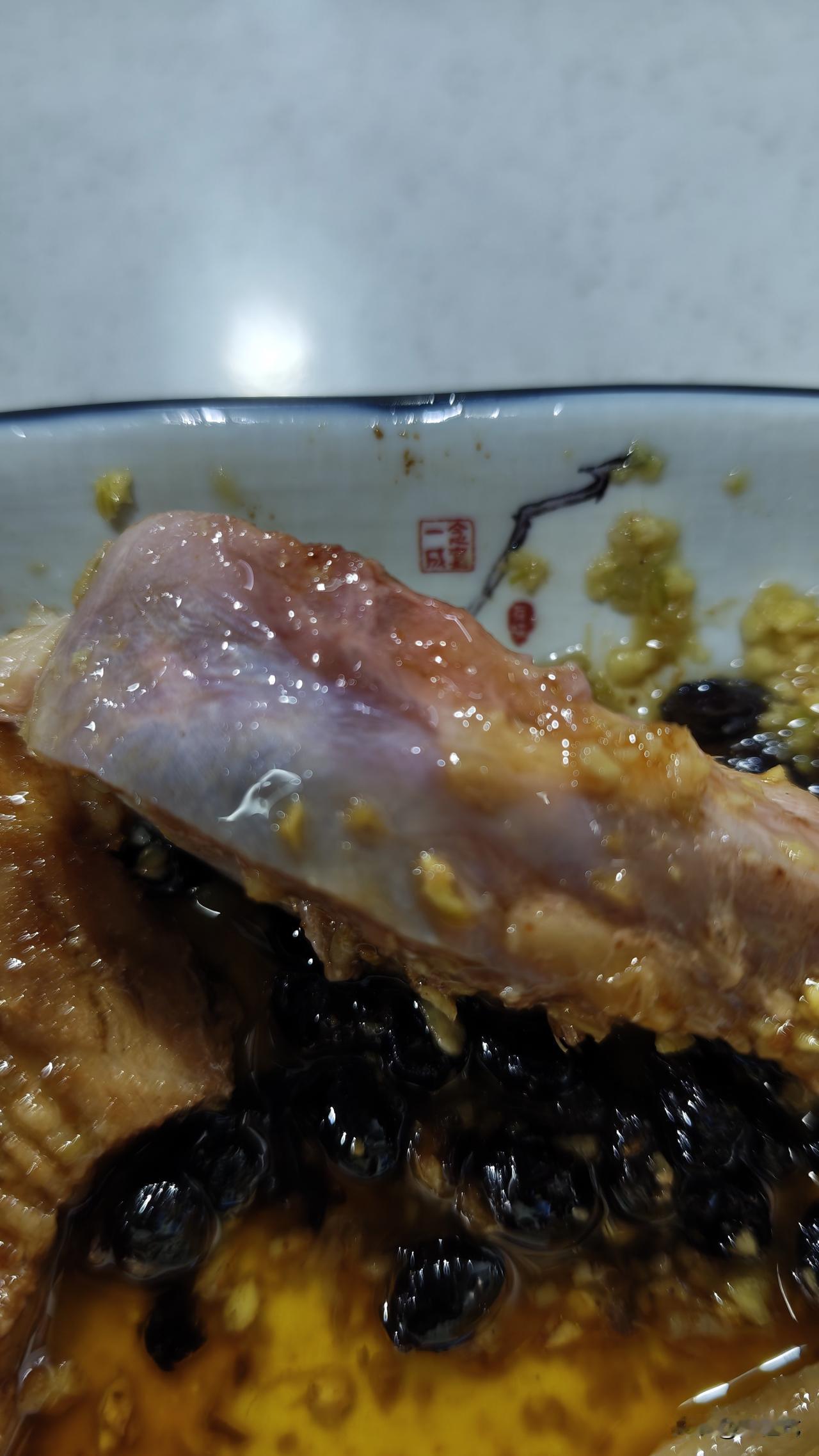 但没想到昨天一吃，其中就有这白切鸡，这两块鸡肉完全就是没有熟，看着十分吓人和恶心