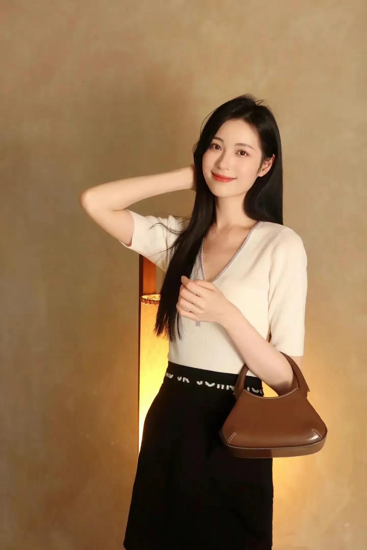 君住在钱塘东，妾在临安北。
君去时褐衣红，小奴家腰上黄。
寻差了罗盘icon经，