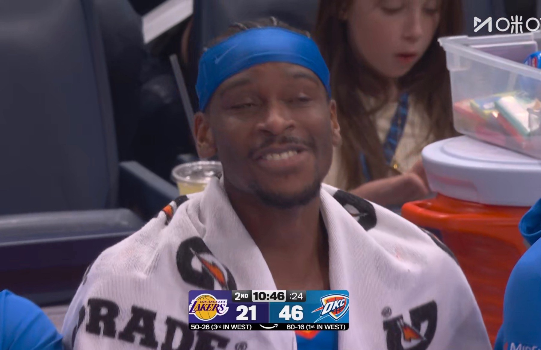 亚历山大在替补席笑了 