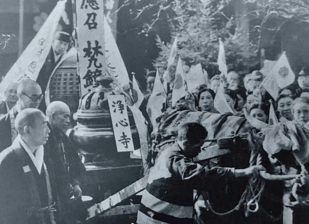翻到一组老照片，看完后背发凉。
1942年，日本的寺庙、僧人，把他们供奉了几百年