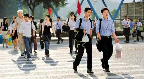 七律  归航谱新章  新韵
国庆逍遥游兴洋，行囊载物笑颜张。
心驰神往梦常伴，眼