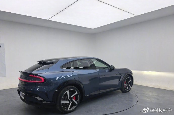 探索未知，感受非凡。V12引擎的缺席，让每一次启动都充满期待。这是对热爱驾驶、追