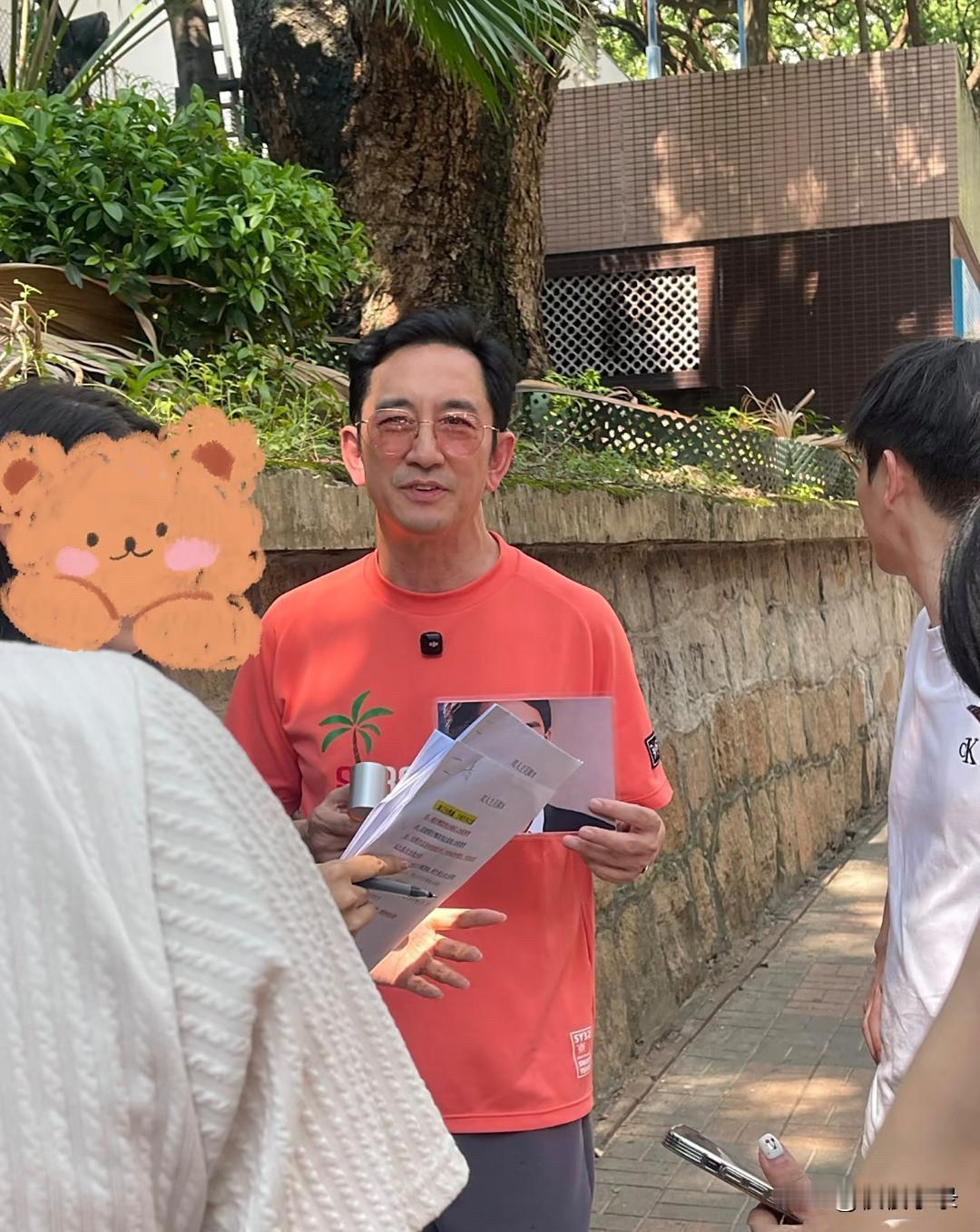 61岁吴启华现身香港街头，他看起来太瘦了，脸部好显苍老，看起来很虚弱无力，该要补