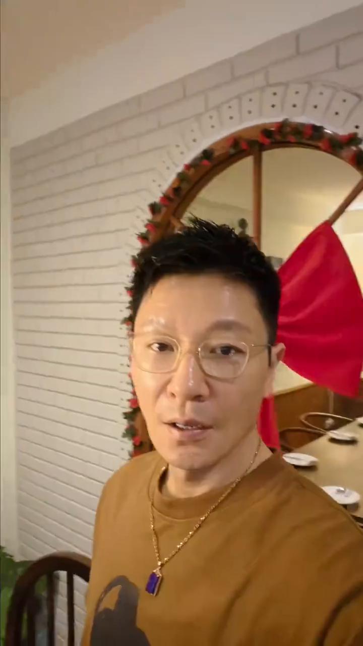 来到泰国，我妈一定要吃中国的腐乳、咸菜、酱菜。去找一个暖和的地方过年，不行，我真
