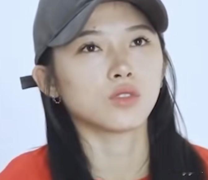 吴艳妮，来自四川自贡富顺县，国家田径队女子100米栏运动员，北京体育大学硕士毕业