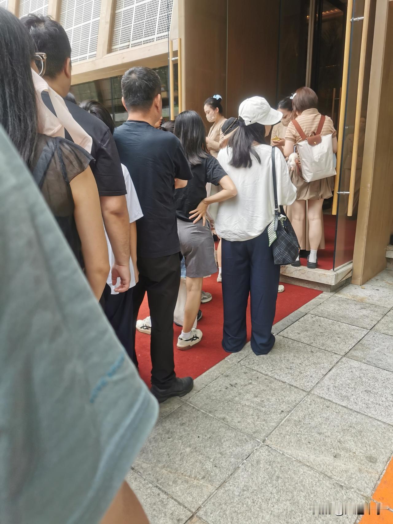 排长队要号就餐！杉木日料有多火？

今天早上10点，我坐公交车，车行驶在人民路杉