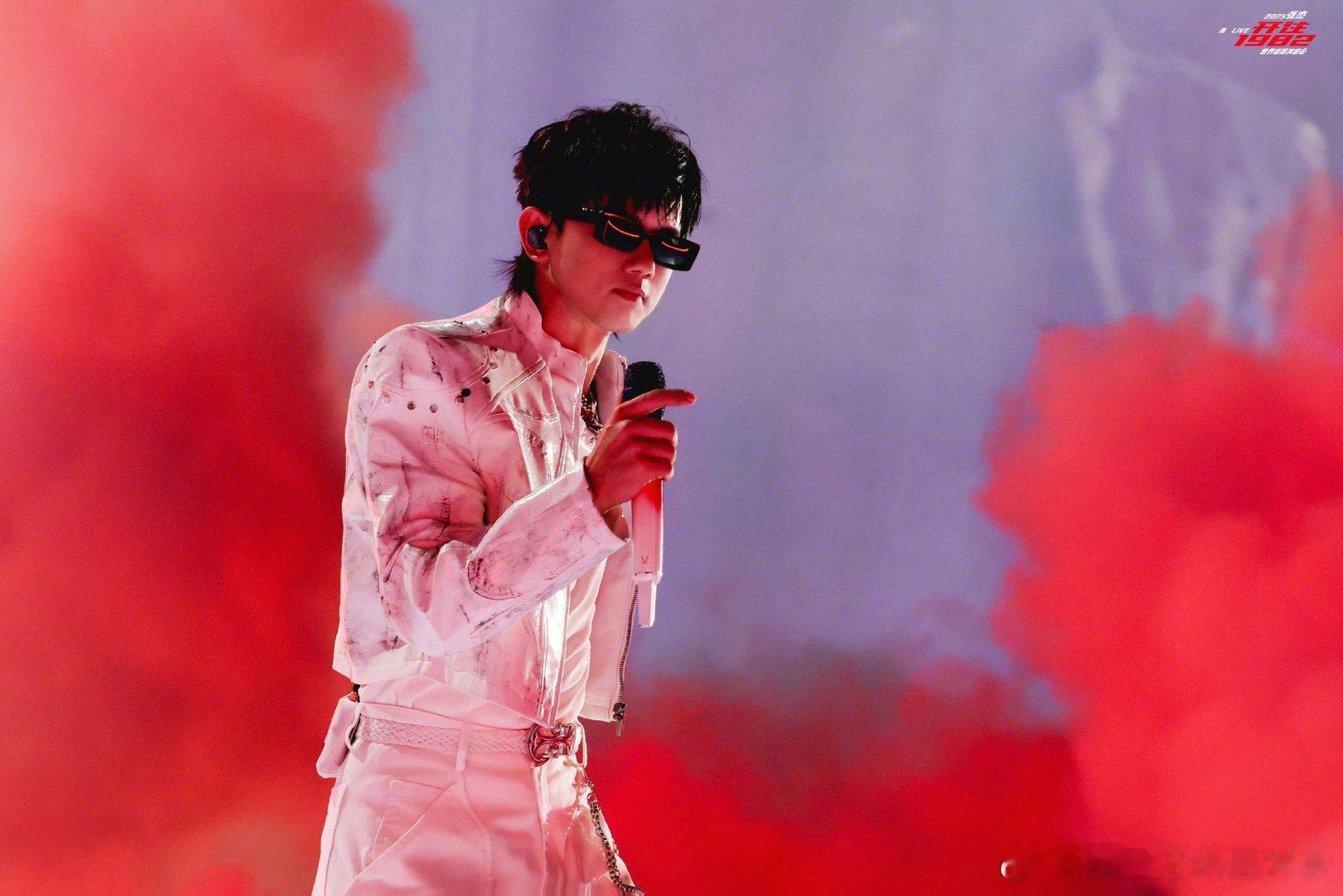 张杰演唱会有常驻观众了张杰宠粉再放大招！官宣送粉丝年度巡演次卡，解锁全年无限次看