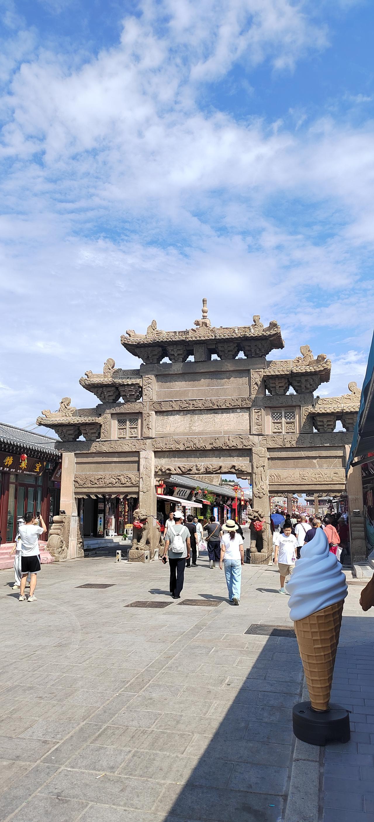 兴城古城内的延辉街矗立着两座牌坊，一座为祖大寿所有，一座属祖大乐名下，它们被称作