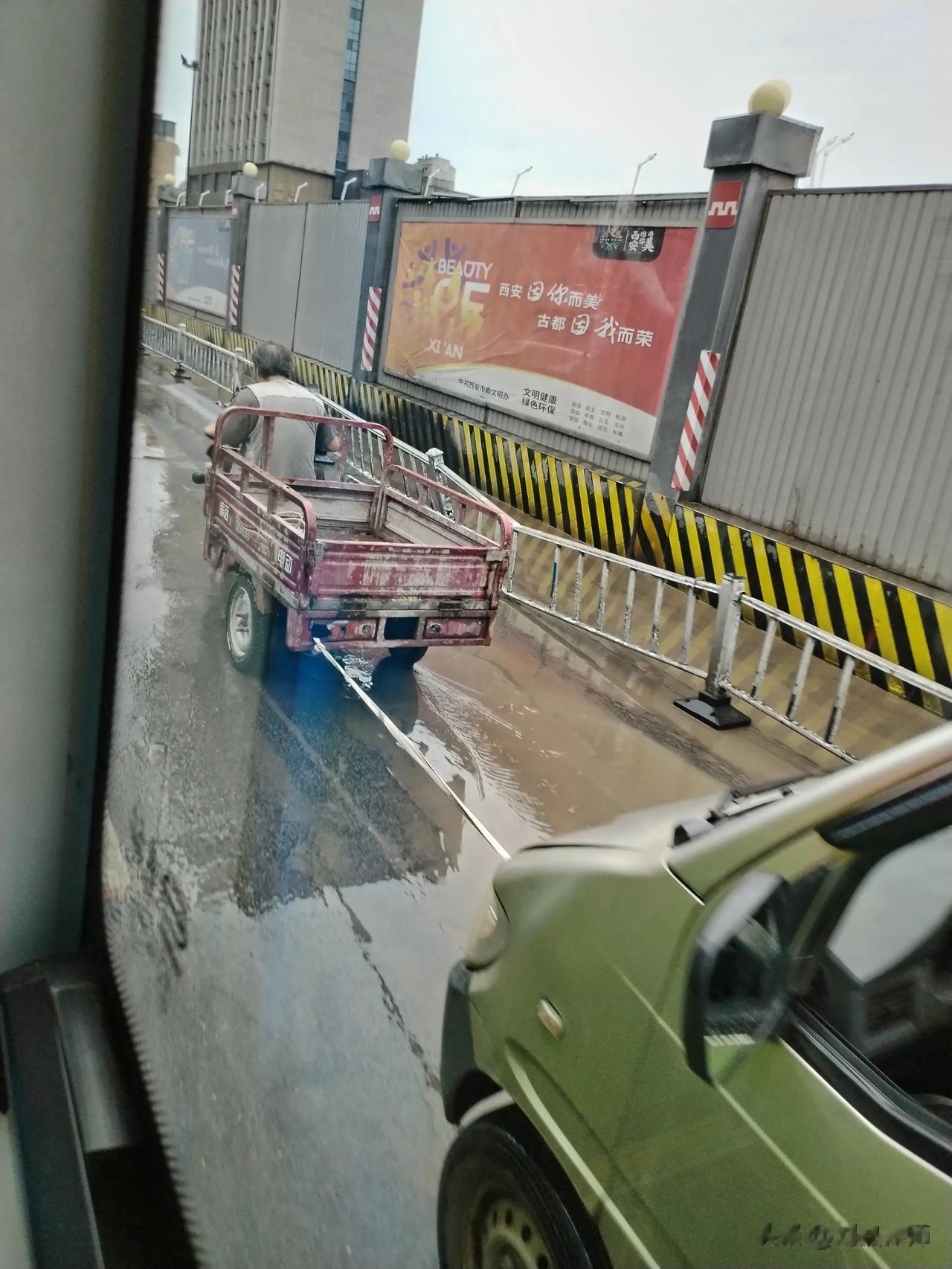 感觉有点意思，我就说这个面包车怎么这么眼熟？这不是我中午看见在长安广场灌水熄火的