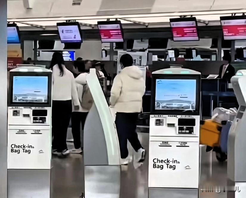 我们可爱的莎莎回京的消息终于来了，她的脚踝受伤了，需要治疗了。

莎莎回京的消息