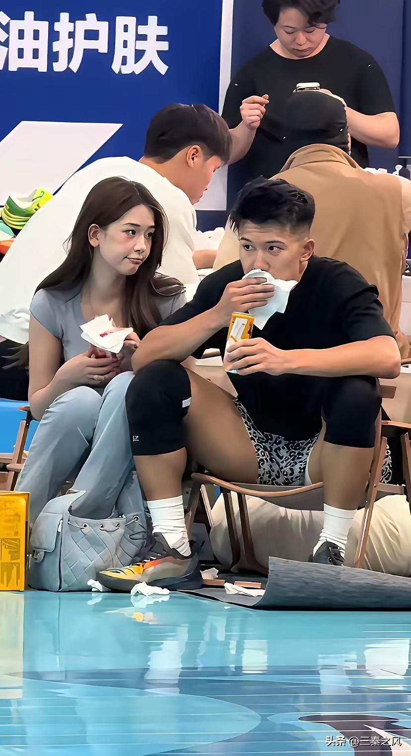 有哪些女性对你暗生情愫的暗示呢?
可能只有在学校时才会有这种爱情吧，踏入社会已经