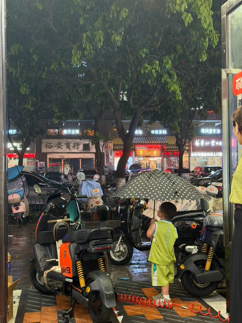 真的服了提前知道要下雨，我说早点回家吧结果电动车在半路爆胎了现在被困在雅迪我真的
