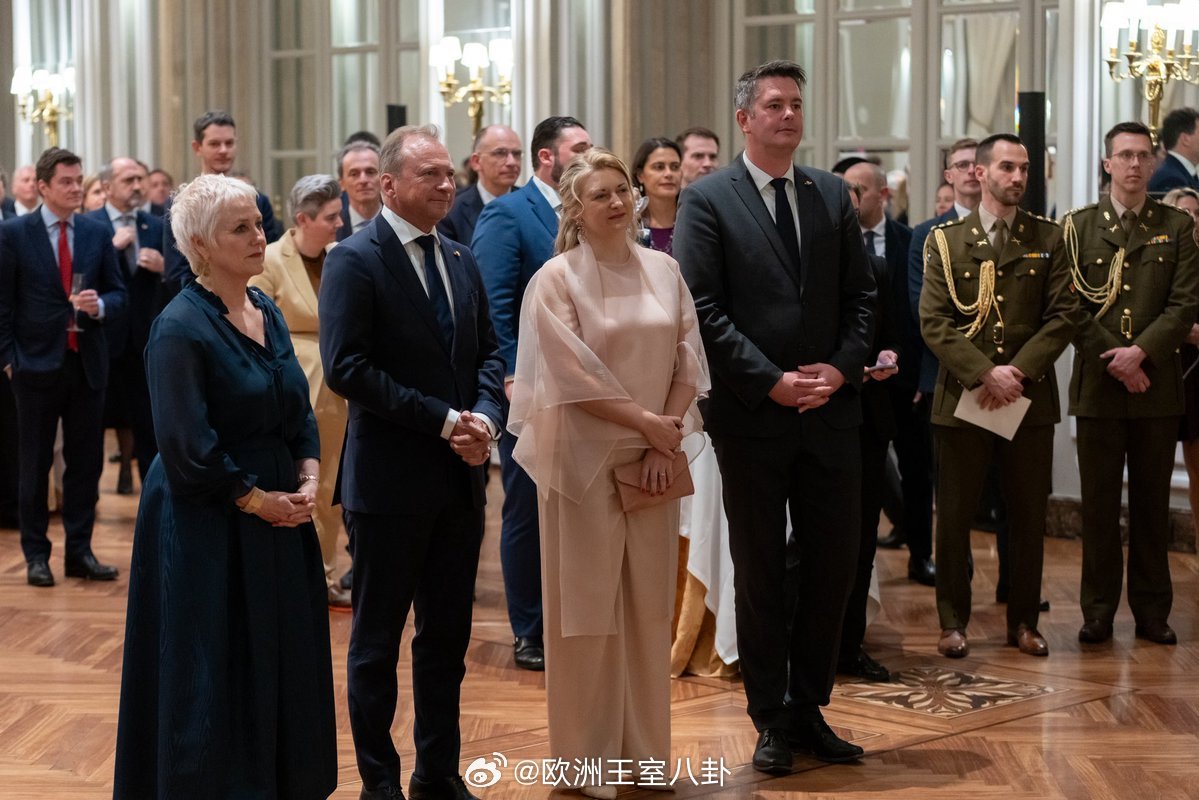 昨天卢森堡大公纪尧姆和大公夫人斯蒂芬妮在西班牙补点图，夜间他们去的使馆接待会俩感