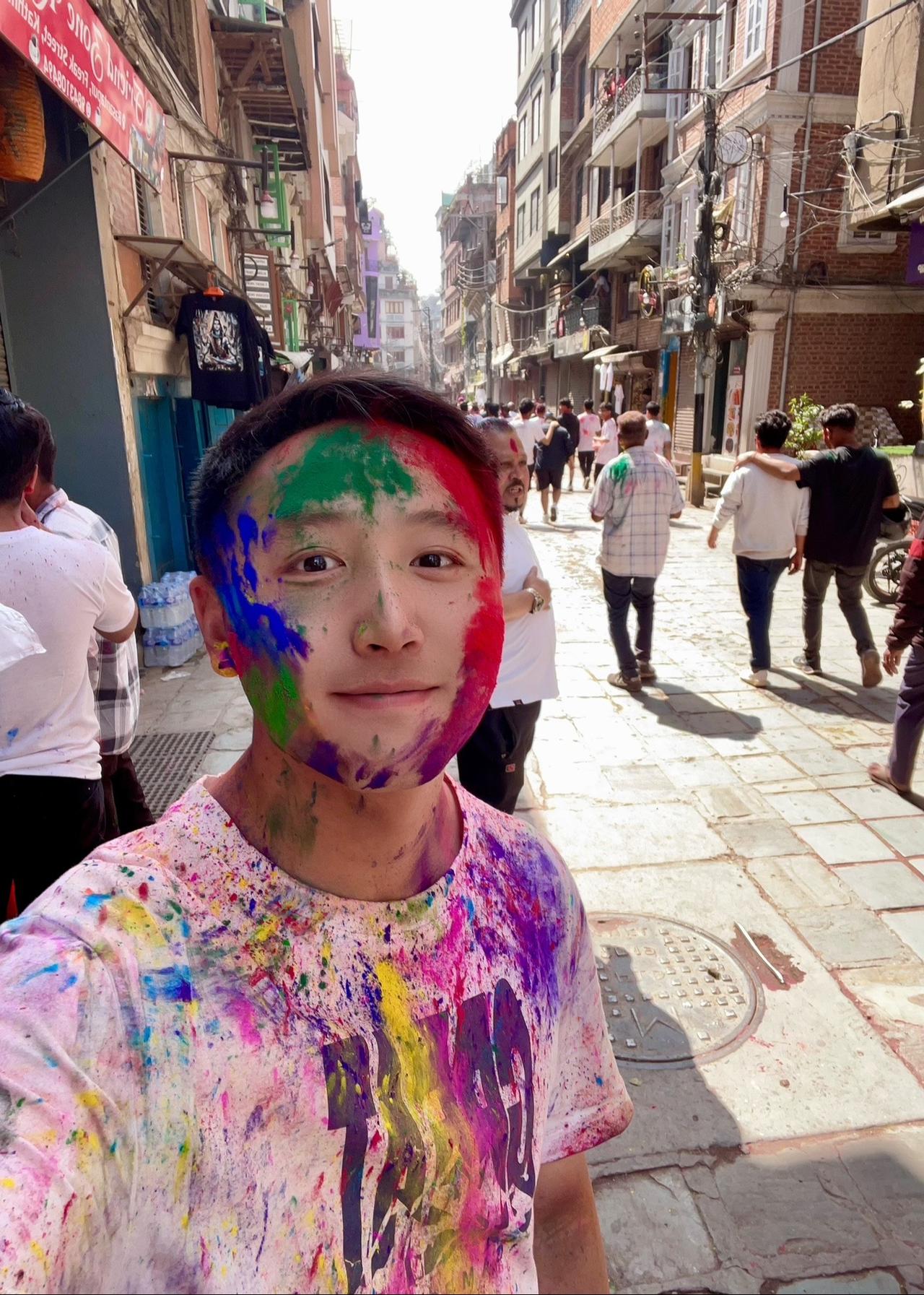 Happy Holi！洒红节快乐！最近第二次来尼泊尔就是为了洒红节！这是一条实时